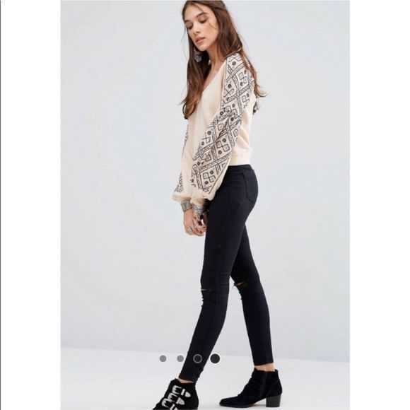 FREE PEOPLE Senorita Embroidered Puff Sleeve
V-Neck Sweatshirt NWOT Size Medium - Picture 9 of 10